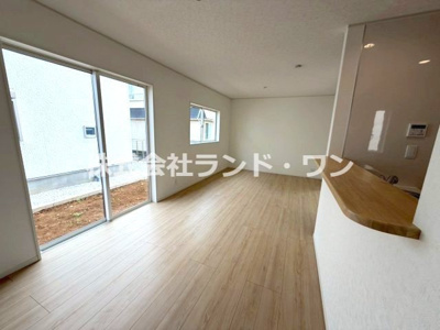 【居間・リビング】 | 飯能市双柳　全4棟 1号棟 | 南側からたっぷりの採光が差し込む明るいリビングです