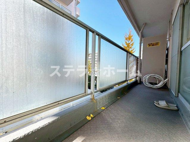 ファミリーコーポ緑地公園のバルコニー|開放的で明るい空間を演出してくれるバルコニーです