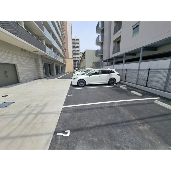 スプランディッド江坂Ⅲの駐車場
