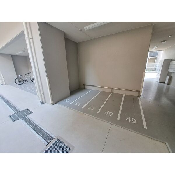 スプランディッド江坂Ⅲの駐車場