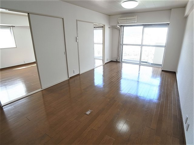 さんくれーる湊川の居間・リビング|広々した開放感タップリの明るいリビング