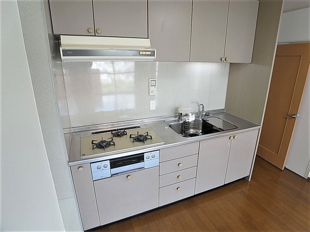 さんくれーる湊川のキッチン|システムキッチン。ガス3口コンログリル付