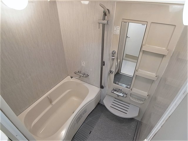 さんくれーる湊川の浴室|大きな鏡が付いた綺麗なバスルーム