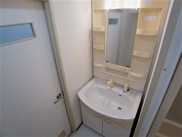 さんくれーる湊川の洗面所|シャワー付きの独立洗面台