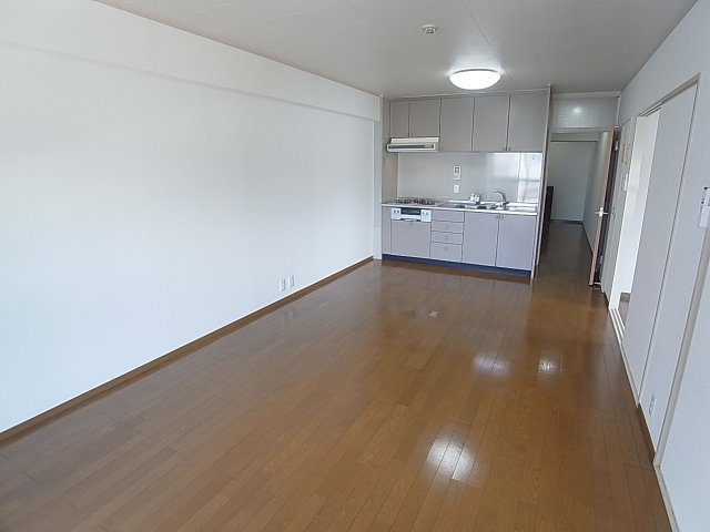 さんくれーる湊川の居間・リビング|明るく広々としたリビングスペース