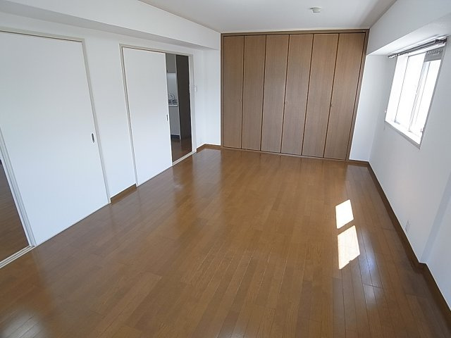 さんくれーる湊川の洋室|日当たり、風通しも良好の綺麗な洋室