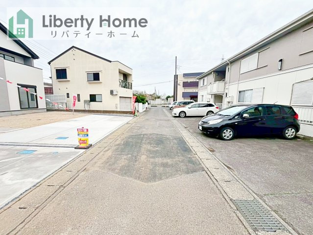 取手市本郷2期　新築戸建　1号棟の前面道路含む現地写真
