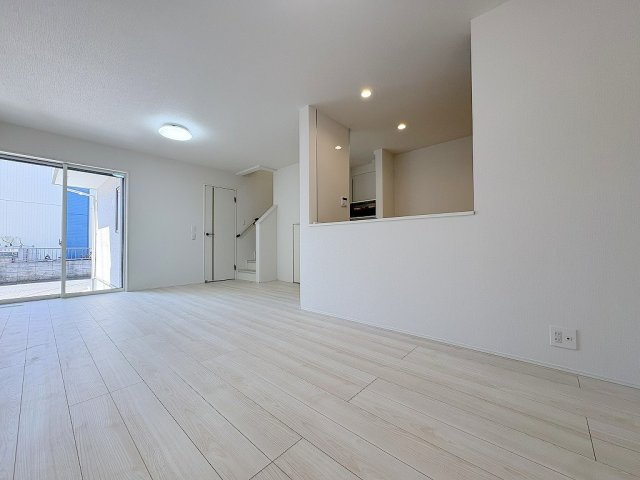 八潮市八潮7丁目　新築戸建　全2棟　1号棟の居間・リビング|ソファやダイニングセットを置いてもゆとりのある16.37帖のリビングです