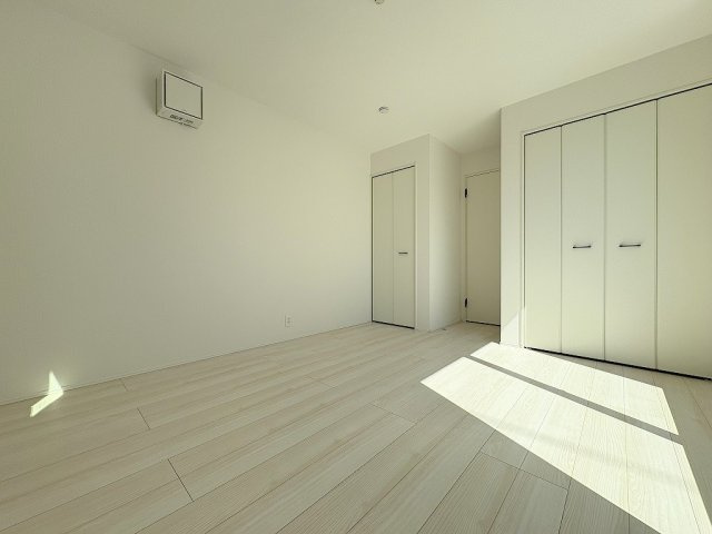 八潮市八潮7丁目　新築戸建　全2棟　1号棟の洋室|クローゼットが2ヶ所ある洋室7.5帖・主寝室としていかがでしょう