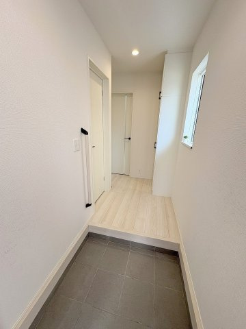 八潮市八潮7丁目　新築戸建　全2棟　1号棟の玄関|玄関から見た室内です