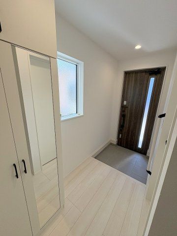 八潮市八潮7丁目　新築戸建　全2棟　1号棟の玄関|姿見付きのトールタイプのシューズボックス