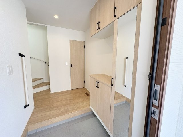 八潮市八潮7丁目　新築戸建　全2棟　1号棟の玄関|同施工会社の参考写真になります。