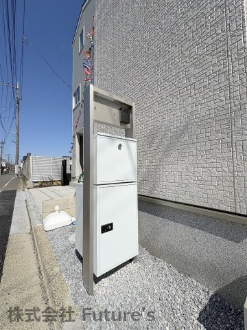 八潮市八潮7丁目　新築戸建　全2棟　1号棟のエントランス|不在時に便利な宅配BOX完備