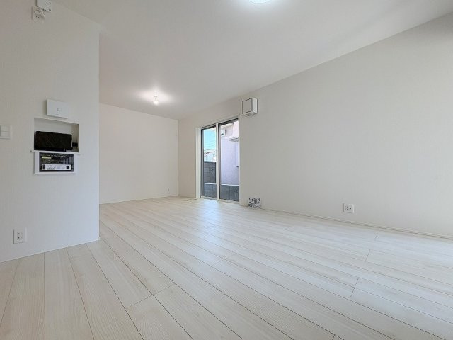 八潮市八潮7丁目　新築戸建　全2棟　1号棟の居間・リビング|家族団らんで過ごすリビングは16.37帖の広さを確保