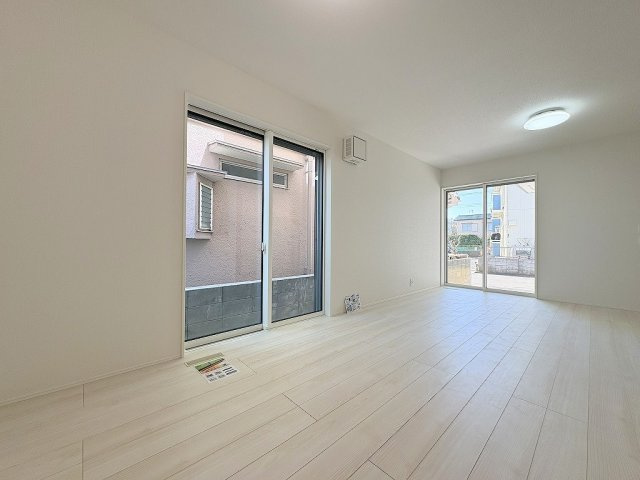 八潮市八潮7丁目　新築戸建　全2棟　1号棟の居間・リビング|家族団らんで過ごすリビングは16.37帖の広さを確保