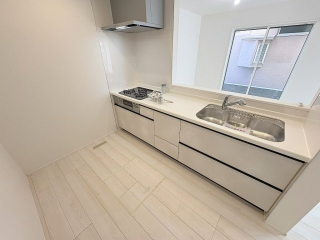 八潮市八潮7丁目　新築戸建　全2棟　1号棟のキッチン|お料理も楽しめるシステムキッチンです