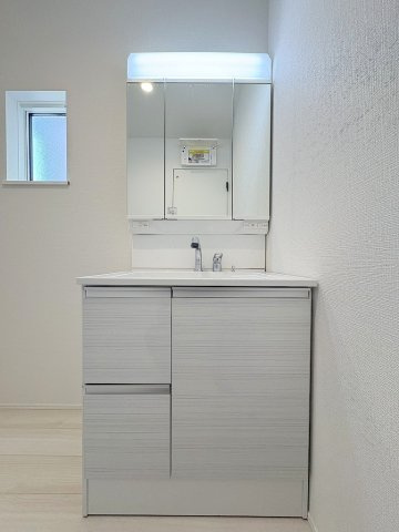 八潮市八潮7丁目　新築戸建　全2棟　1号棟の独立洗面台|三面鏡付きシャワードレッサーで朝の準備も快適