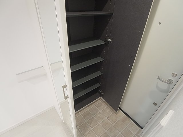 プラーフ8の玄関|鏡付背の高いシューズBOX完備