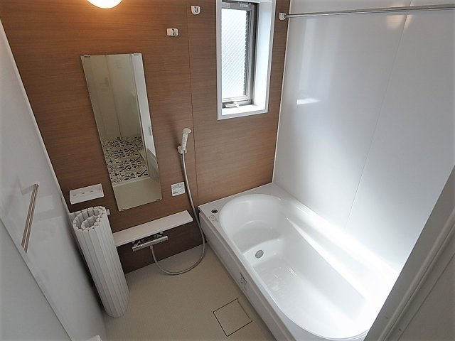 プラーフ8の浴室|窓、浴室乾燥、追炊き機能付のバスルーム