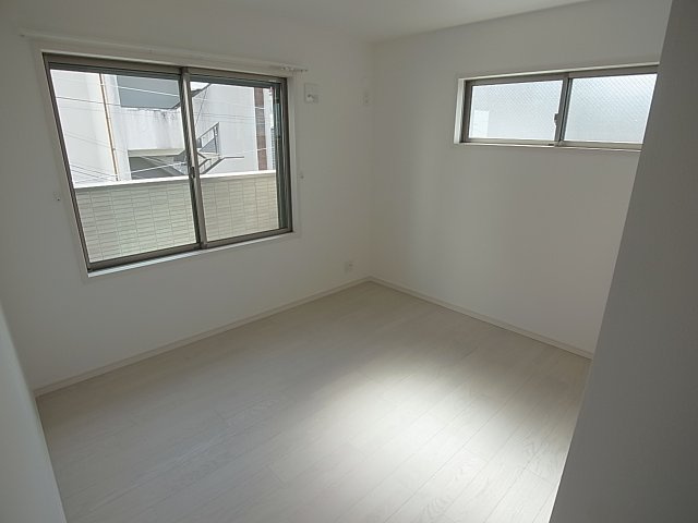 プラーフ8の洋室|2面採光で明るい室内