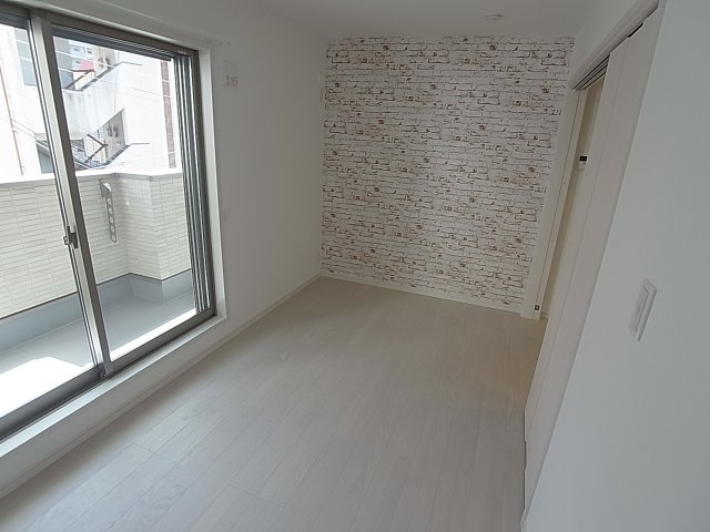 プラーフ8の内装|お洒落な壁紙の洋室