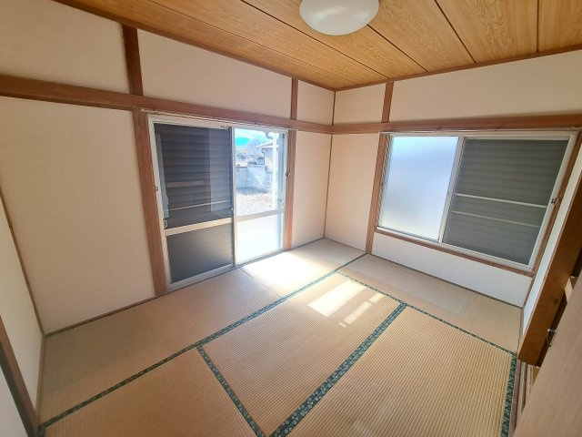 高崎市箕郷町白川 中古住宅の和室|南側和室6帖