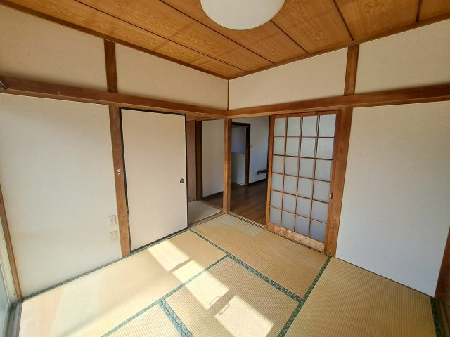 高崎市箕郷町白川 中古住宅の和室|北側和室6帖 掘りごたつがあります。残置物は処分いたします。