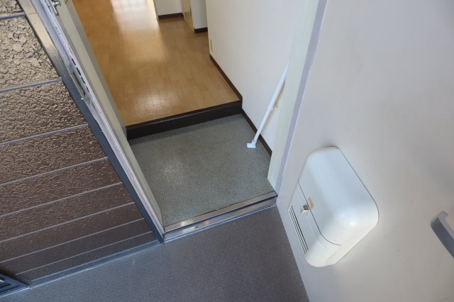 東川サンコーポの玄関