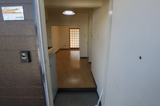 東川サンコーポの玄関