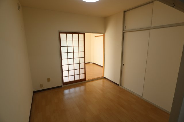 東川サンコーポの居間・リビング