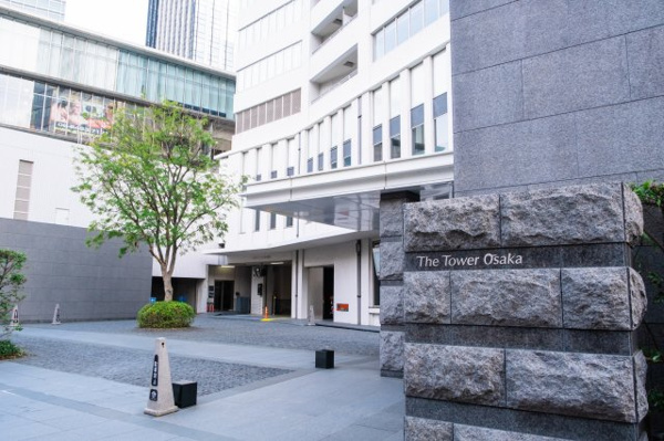  | 【フロントコート】暮らしのステイタスを物語る、格式ある舞台としての車寄せ。中央にはシンボルツリー！