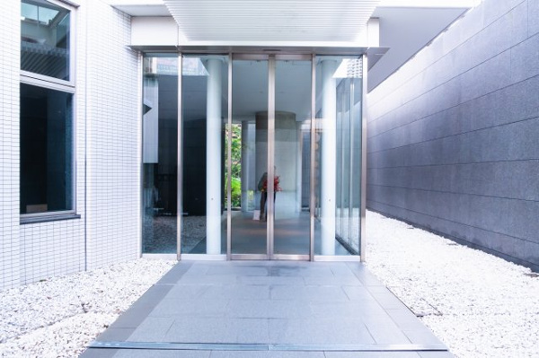 【エントランス】 | 【エントランスアプローチ】コリドー風のアプローチです。こだわりの材質と設計で作られております。