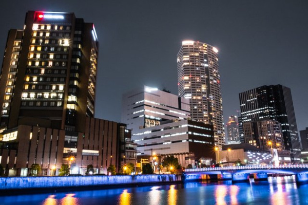 【周辺】 | 【周辺】夜には都市の光が反射した、きらびやかで美しいリバーサイドの景色を堪能いただけます！