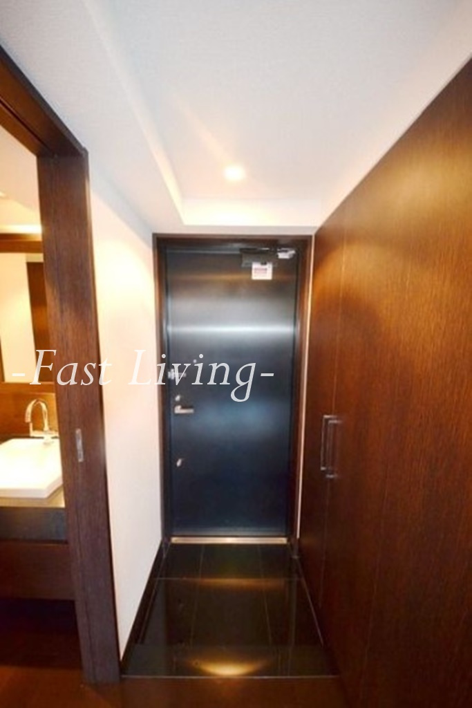 パークキューブ春日安藤坂の玄関