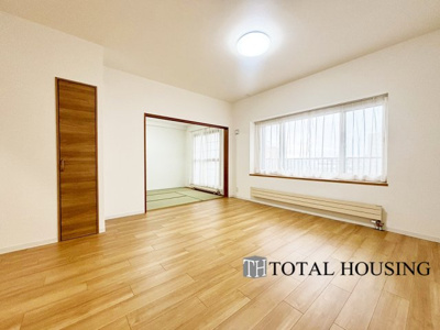 【居間・リビング】 | ヴェルビュ苗穂北参条通センターコート | 家族みんなが爽やかに健やかに過ごせるように、溢れる光をたっぷり取り込んだリビングダイニング。集いの場、憩いの場としての快適性を求めたやすらぎの空間です。