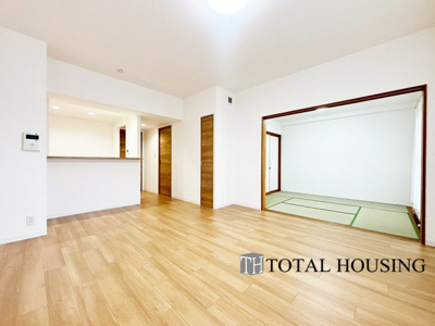 【居間・リビング】 | ヴェルビュ苗穂北参条通センターコート | LDKに隣接する和室は、扉を開放すればLDKと繋がります。夜間は個室にスイッチすることも可◎ご家族のライフステージに合わせた空間を創ることができる便利なお部屋です！