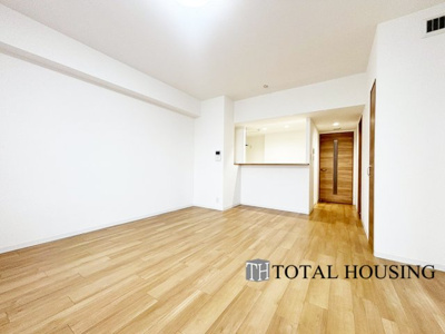 【居間・リビング】 | ヴェルビュ苗穂北参条通センターコート | 広くゆったりと家族揃って寛げるLDKは約16.4帖。毎日の始まりと終わりをここで迎える大切な空間はいつでも心地良い空気感。落ち着いた雰囲気で過ごしたり家族でわいわい盛り上がる日も。