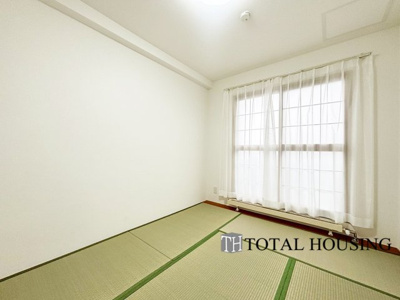 【和室】 | ヴェルビュ苗穂北参条通センターコート | 和室　約5.5帖
一室和室が備わっています。畳の香りと落ち着いた雰囲気が魅力で、リラックスした時間を過ごせます。和の趣を感じる特別な空間をお楽しみください。