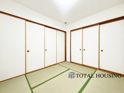 【和室】 | ヴェルビュ苗穂北参条通センターコート | 和室　約5.5帖
LDKと隣接した和室はリビングから目が届く場所なので、お子様の遊び部屋・お昼寝スペースとして使うのもオススメです♪