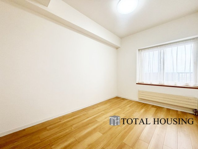 【洋室】 | ヴェルビュ苗穂北参条通センターコート | 洋室　約6.4帖
お陽さまの光とさわやかな風をたっぷりとりこめます。室内はいつも明るい印象なので気持ちの良い朝を迎えられます。毎日の生活も明るくなりそうです。間取りも使いやすく大きなベッドも置けます♪