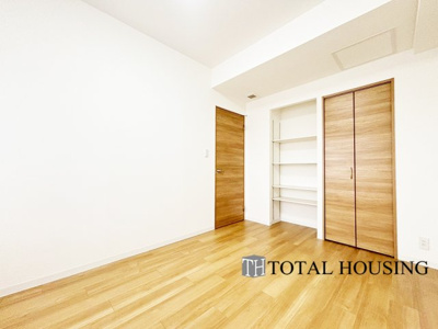 【洋室】 | ヴェルビュ苗穂北参条通センターコート | 洋室　約6.4帖
広々とした居住空間は日々の暮らしを彩り、心のやすらぎと満足感を与えてくれます。通風と採光を考慮した設計は子供たちはのびのび育ち、家族でくつろぎと団らんを生み出します。