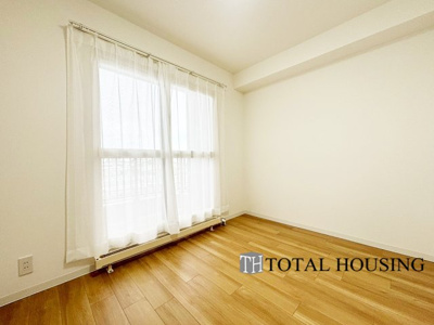 【洋室】 | ヴェルビュ苗穂北参条通センターコート | 洋室　約5.1帖
開放的なバルコニー直結のお部屋です。大きな窓はお日様の光をたっぷり取り込み、明るく癒されるプライベートルームになりそうです。