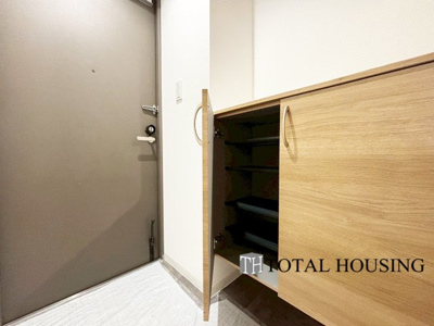 【玄関】 | ヴェルビュ苗穂北参条通センターコート | 落ち着いた雰囲気の玄関は大切なお客様を迎えるのに最適です。毎日の外出や帰宅の際にも気持ちを落ち着かせてくれる空間である事間違いないですね。