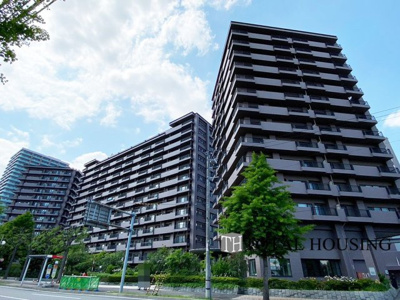 【外観】 | ヴェルビュ苗穂北参条通センターコート | どっしりと構えた姿に落ち着きを感じる外観です。重厚感のある外観は家族みんなの安心感も誘いますね。