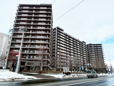 【外観】 | ヴェルビュ苗穂北参条通センターコート | 流行に左右されず、将来にわたって価値が継続する「上質」な佇まい。おしゃれな雰囲気や自然の潤い、親しみやすさといった暮らしを豊かにしてくれる住空間です。