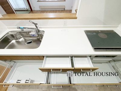 【キッチン】 | ヴェルビュ苗穂北参条通センターコート | 料理を楽しむキッチンスペース。使いやすさと心地よい暮らしを追及し、愛着を持って使い続けられる空間へ。
掃除のしやすいIHコンロです♪