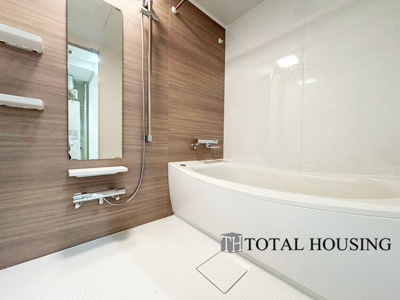 【浴室】 | ヴェルビュ苗穂北参条通センターコート | 一日の疲れを癒してくれる場所なので、快適に過ごして頂く為にゆったりサイズのバスタブを用意しました。是非半身浴をお楽しみ下さい。