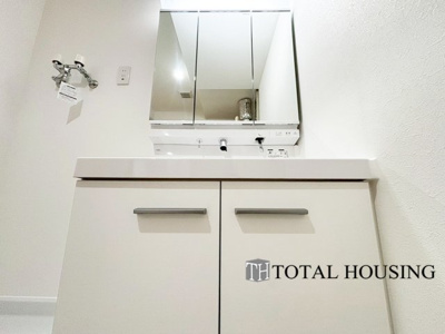 【独立洗面台】 | ヴェルビュ苗穂北参条通センターコート | 一日の始まりの朝、歯磨きをしたりメイクや髪をセットしたり・・・使いやすさが考えられた3面鏡です♪シャワー付水栓で洗面台でのシャンプーや毎日の掃除に大変便利ですね♪