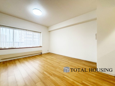 【居間・リビング】 | ヴェルビュ苗穂北参条通センターコート | オープンでのびやかな空間を生み出す、こだわりの広がりとゆとり。家族と過ごす時間を大切にしたい方にぴったりの明るくゆとりある住空間です。南側の窓からの日差しがリビングの隅々までしっかりと届きます！