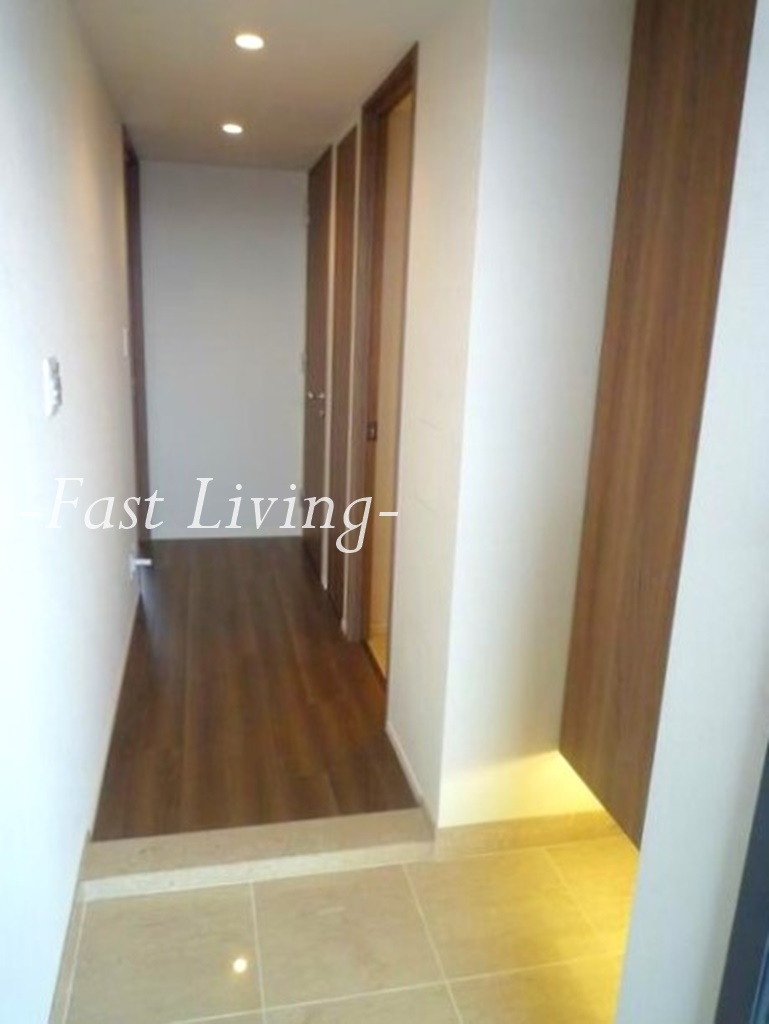 メゾンカルム本郷の玄関